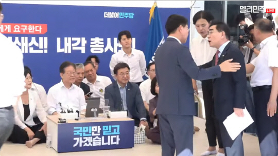 태영호 국민의힘 의원이 7일 이재명 더불어민주당 대표가 단식 농성중인 국회 앞 천막을 찾아 전날 자신을 향한 민주당 의원들의 발언에 항의하고 있다. 유투브 '델리민주' 채널 화면캡처.